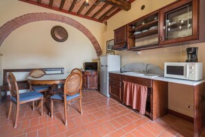 Kühlschrank, Mikrowelle, Herdplatte, Wasserkocher mit Kaffee-/Teezubehör