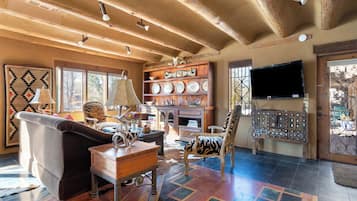 Casa (1 Bedroom) | Área de sala de estar | Televisión de 40 pulgadas con canales por cable