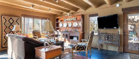 Casa (1 Bedroom) | Área de sala de estar | Televisión de 40 pulgadas con canales por cable