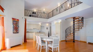 A spacious apartment with a dining area, kitchen, and a spiral staircase. - Beautiful apartment in Moscenicka Draga with WiFi (Moscenicka Draga)