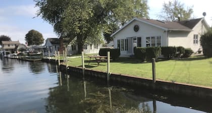 Cheerful 3 bedroom cottage with River access.