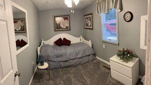 3 bedrooms, iron/ironing board, WiFi, bed sheets