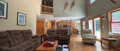 TV connectée, cheminée, table de tennis de table, livres