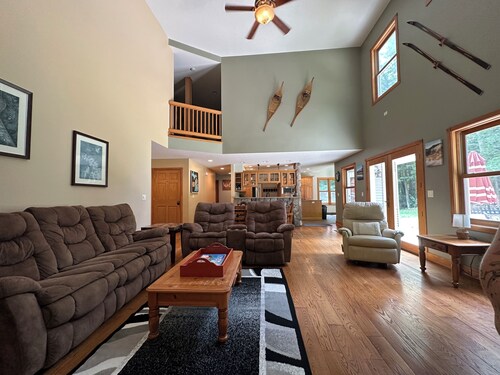 Private Glacial Hills Bellaire Home