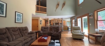 Private Glacial Hills Bellaire Home