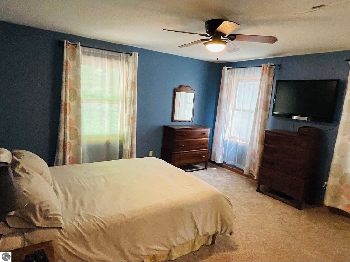 4 bedrooms, desk, iron/ironing board, WiFi