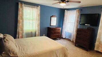 4 bedrooms, desk, iron/ironing board, WiFi