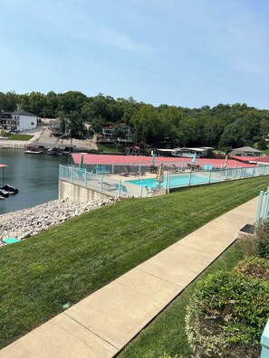 Outdoor pool - Lake Front Views in each Room ! Location Location (Lake Ozarks)