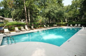 Outdoor pool - Walk to the Beach 2BR/2BA Golf Views/Walk-In Shower/Smart TV/WIFI/Grill/New Sofa (Hilton Head Island)