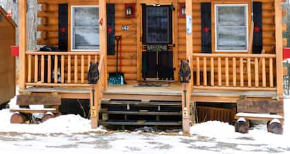 Black Bear's White Mountain Log Cabin w/hot tub