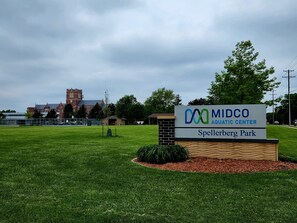 المنطقة المحيطة بالمنشأة