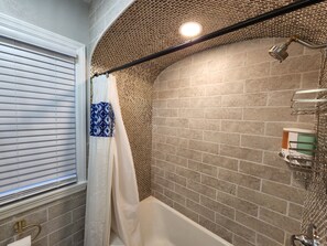 Dusche, Haartrockner, Bidet, Handtücher