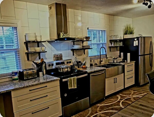 ثلاجة، ميكروويف، فرن، موقد طهي مسطح