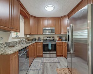 Frigorifero, microonde, forno, piano cottura