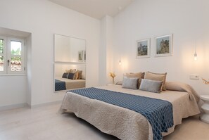 5 bedrooms, iron/ironing board, free WiFi, bed sheets