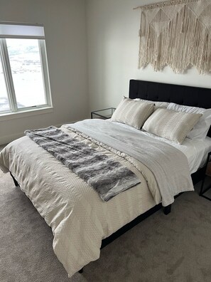 5 bedrooms, desk, free WiFi, bed sheets - Newly Built Mountain Escape - Modern Home (Eden)