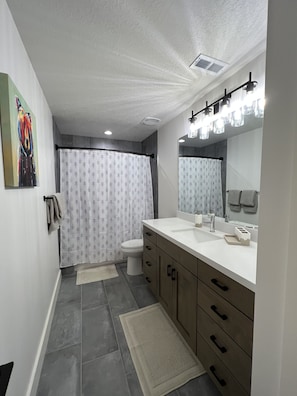 Regadera, toallas, papel de baño
