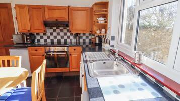 Cottage | Private kitchen | Fridge, cookware/dishes/utensils
