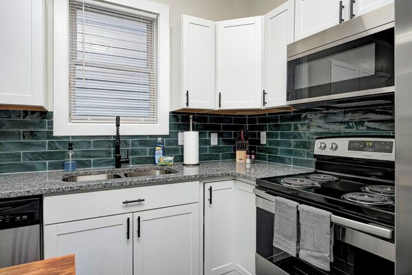 Refrigerador, microondas, horno y parrilla de estufa 