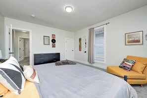 Tabla de planchar con plancha, wifi gratis y ropa de cama 