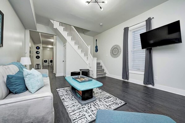 Televisión y oficina 