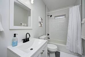 Hair dryer, towels, soap, toilet paper - Located near Fountain Square - known for local music and eateries (Indianapolis)