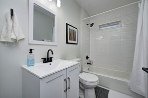 Secadora de cabello, toallas, jabón, papel de baño 