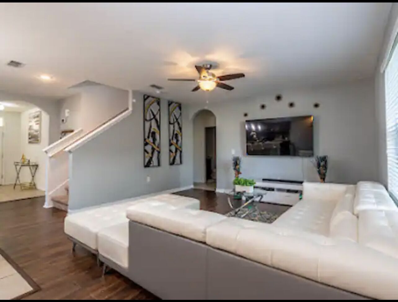 Una Smart TV, un reproductor de DVD