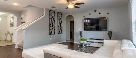 Una Smart TV, un reproductor de DVD