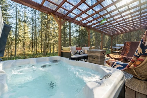 "Shanti Yurt" with private hot tub in Bragg Creek