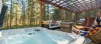 "Shanti Yurt" with private hot tub in Bragg Creek