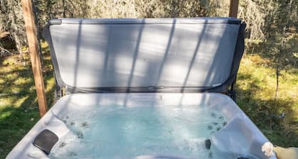 "Shanti Yurt" with private hot tub in Bragg Creek