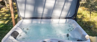 "Shanti Yurt" with private hot tub in Bragg Creek