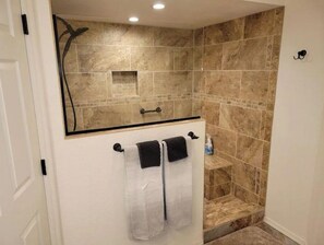 Shower, towels, soap, shampoo - The Cabin in the Pines (Prescott)