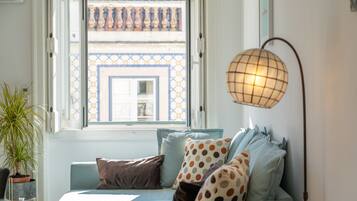 Televisión, reproductor de DVD, libros