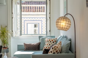 Televisión, reproductor de DVD, libros