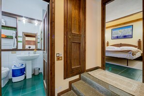 Douche, sèche-cheveux, bidet, serviettes fournies