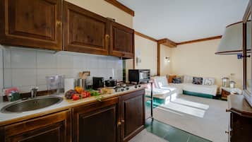 Réfrigérateur, micro-ondes, plaque de cuisson