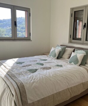 3 bedrooms, in-room safe, iron/ironing board, travel cot