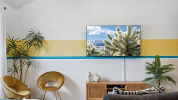 Een smart-tv en een open haard