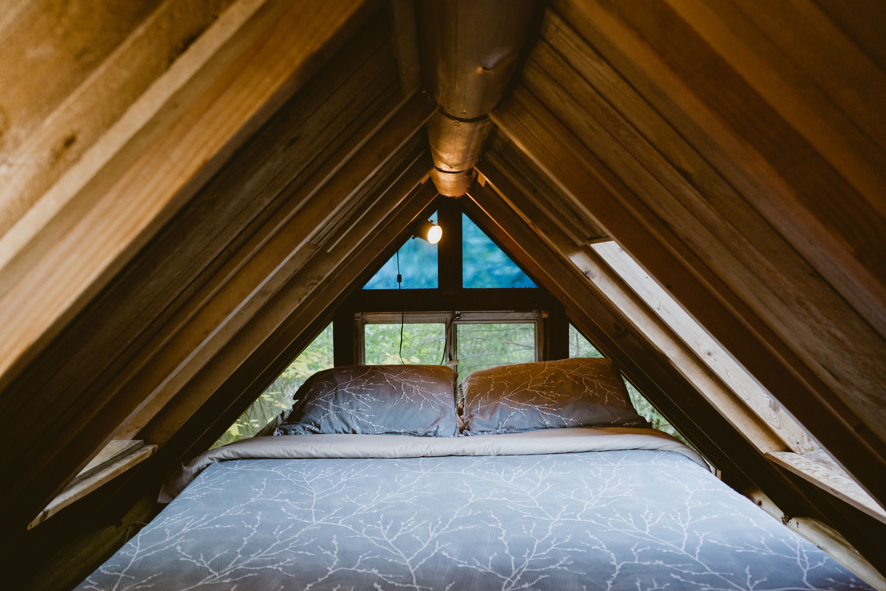 4 bedrooms, desk, WiFi, bed sheets