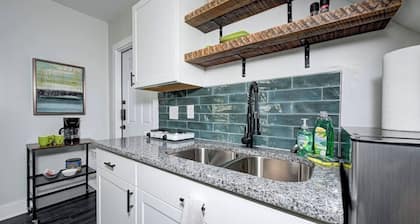 This guest suite is a 0 bedroom(s), 1 bathrooms, located in Indianapolis, IN.