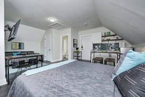 Iron/ironing board, free WiFi, bed sheets - The Oasis Studio is a cozy, pet-friendly vacation rental in Fountain Square, Indianapolis. Enjoy vibrant décor, modern amenities, and walkable access to live music, dining, and art. Perfect for couples or solo travelers seeking a stylish urban escape (Indianapolis)