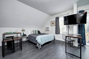 Iron/ironing board, free WiFi, bed sheets