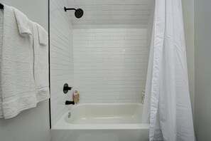 Séchoir à cheveux, serviettes fournies, savon, papier de toilette