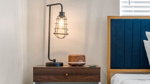 2 soverom, skrivebord, strykejern/-brett og reiseseng for barn