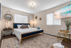 2 soverom, skrivebord, strykejern/-brett og reiseseng for barn