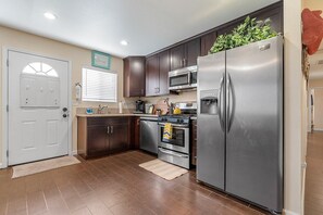 Kühlschrank, Mikrowelle, Ofen, Herdplatte