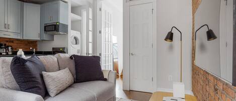 Una televisión, un reproductor estéreo