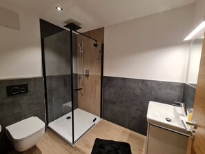 Dusche, Haartrockner, Handtücher